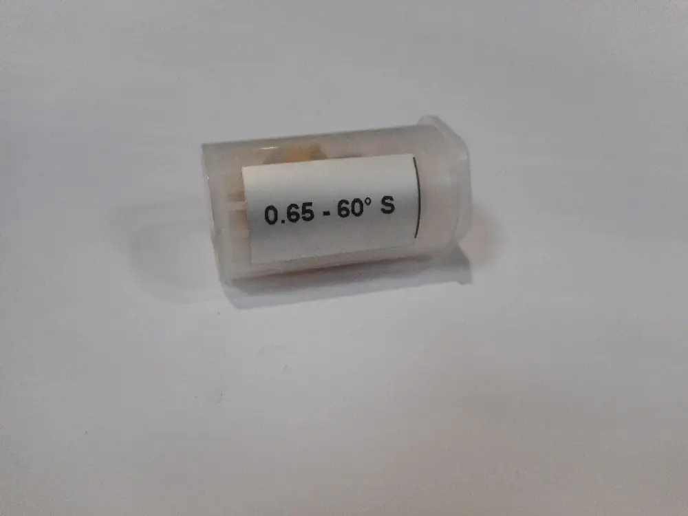 Geldbehälter von Remeha mit Etikett, zeigt die Maße 0.65-60° S auf einem weißen Hintergrund. Das Produkt ist transparent und enthält möglicherweise kleine Teile.